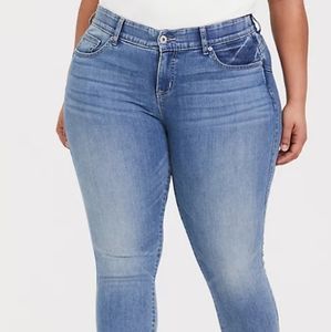 NWOT torrid light wash bombshell skinny jeans
